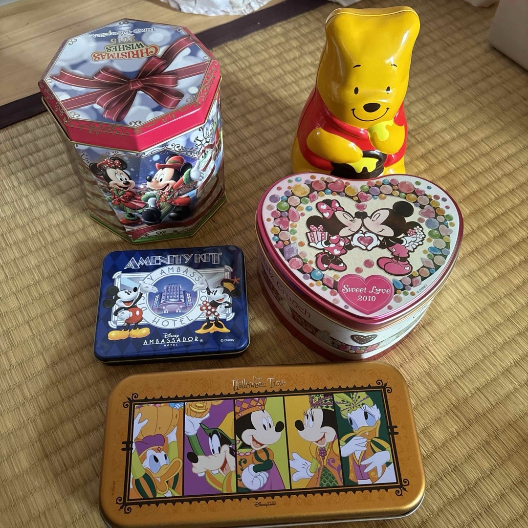 Disney(ディズニー)のディズニー お菓子 缶 5個 まとめて 食品/飲料/酒の加工食品(缶詰/瓶詰)の商品写真