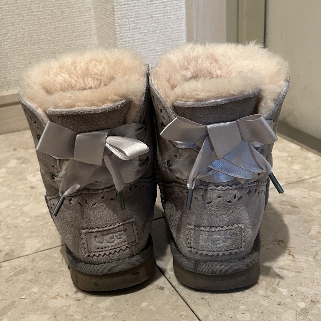 UGG グレー リボン付き 押しきれ ムートンブーツ UGG グレー リボン付き 押しきれ ムートンブーツ