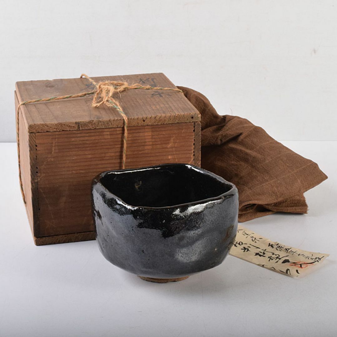茶道具 楽吉左衛門 九代了入作 桝型 黒楽茶碗 時代箱 F R7863の 茶道具 楽吉左衛門 九代了入作 桝型 黒楽茶碗 時代箱 F R7863の