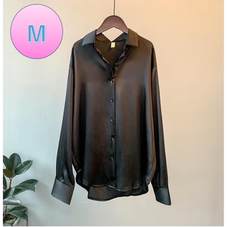 光沢感 黒 シャツブラウス　M つや　スフォーマル　 滑らか 無地 通勤対応(Tシャツ(長袖/七分))
