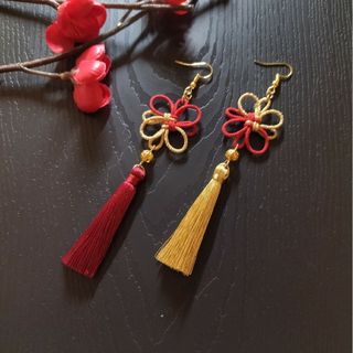 【チャイナ】吉祥結びとタッセルのピアス（イヤリング）（赤×ゴールド）【中華風】(ピアス)