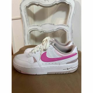 ナイキ(NIKE)のNike ホワイト/ピンク スニーカー　24.5(スニーカー)
