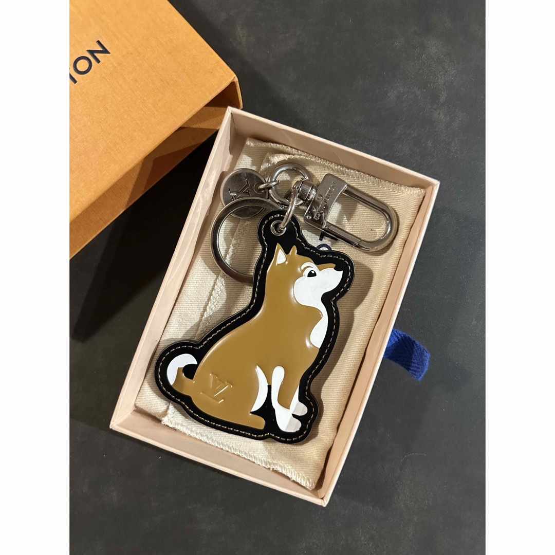LOUIS VUITTON - LOUIS VUITTON 柴犬 キーホルダーの通販 by LOUIS VUITTON - LOUIS VUITTON 柴犬 キーホルダーの通販 by