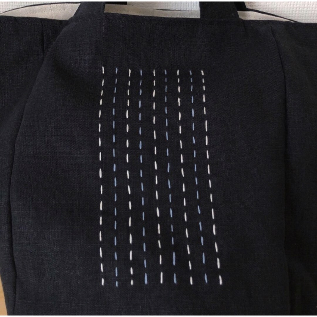 【プロフ一読された方のみ販売さま専用】ヨーロピアンリネンのくったり刺繍バッグ　黒 ハンドメイドのファッション小物(バッグ)の商品写真