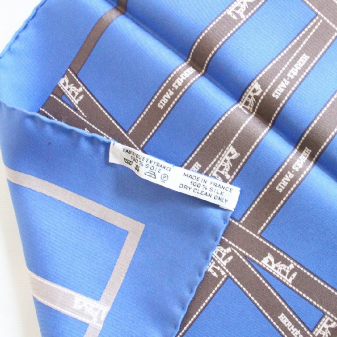HERMES エルメス カレ 45 カヴロッシュ スカーフ ボルデュックリボン シルク100% ブルー系 HERMES エルメス カレ 45 カヴロッシュ スカーフ ボルデュックリボン シルク100% ブルー系