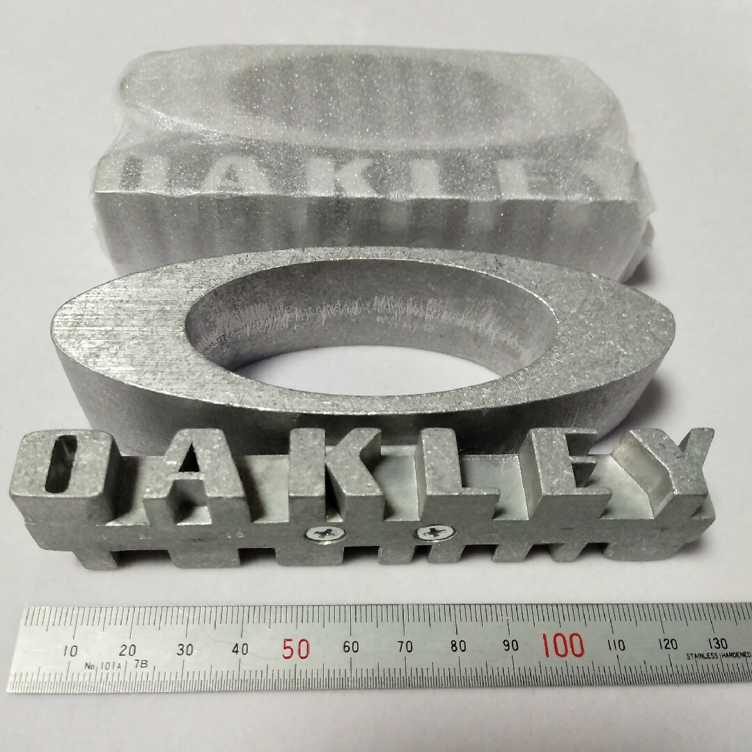 オークリー OAKLEY ブランドロゴ メタル製 置物 オブジェ 重量感 オークリー OAKLEY ブランドロゴ メタル製 置物 オブジェ 重量感