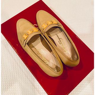 Salvatore Ferragamo(ローファー/革靴 ・ ベージュ系)のフリマ Salvatore Ferragamo(ローファー/革靴 ・ ベージュ系)のフリマ
