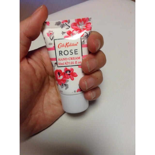 Cath Kidston(キャスキッドソン)の未使用✨キャスキッドソン ローズハンドクリーム ミニサイズ30ml コスメ/美容のボディケア(ハンドクリーム)の商品写真