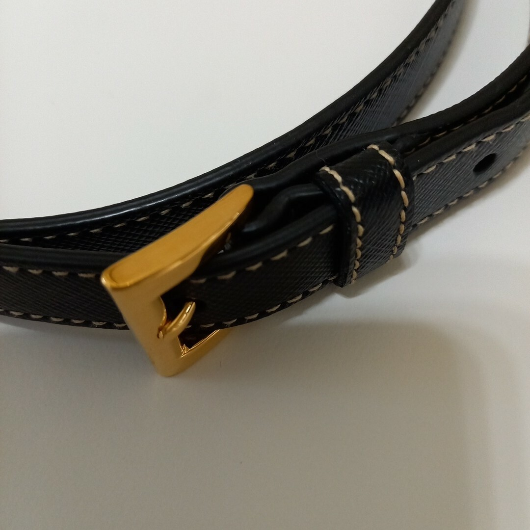 プラダ PRADA 黒色 ベルト 金色金具付き プラダ PRADA 黒色 ベルト 金色金具付き