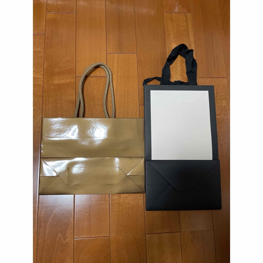 GUCCI - グッチ GUCCI ショッパー 紙袋 ゴールド 白 黒 2枚 GUCCI - グッチ GUCCI ショッパー 紙袋 ゴールド 白 黒 2枚