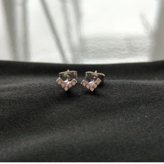 クレアーズ(claire's)のピアス　シルバー　Vデザイン　キラキラ(ピアス)