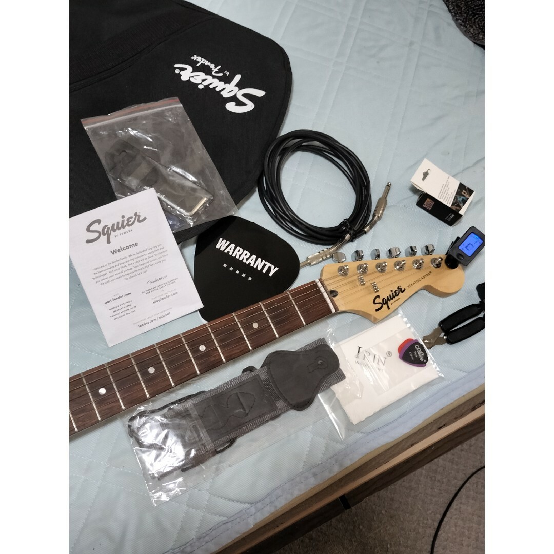 Squier by Fender スクワイヤー ストラト オマケ多数ケース付き Squier by Fender スクワイヤー ストラト オマケ多数ケース付き
