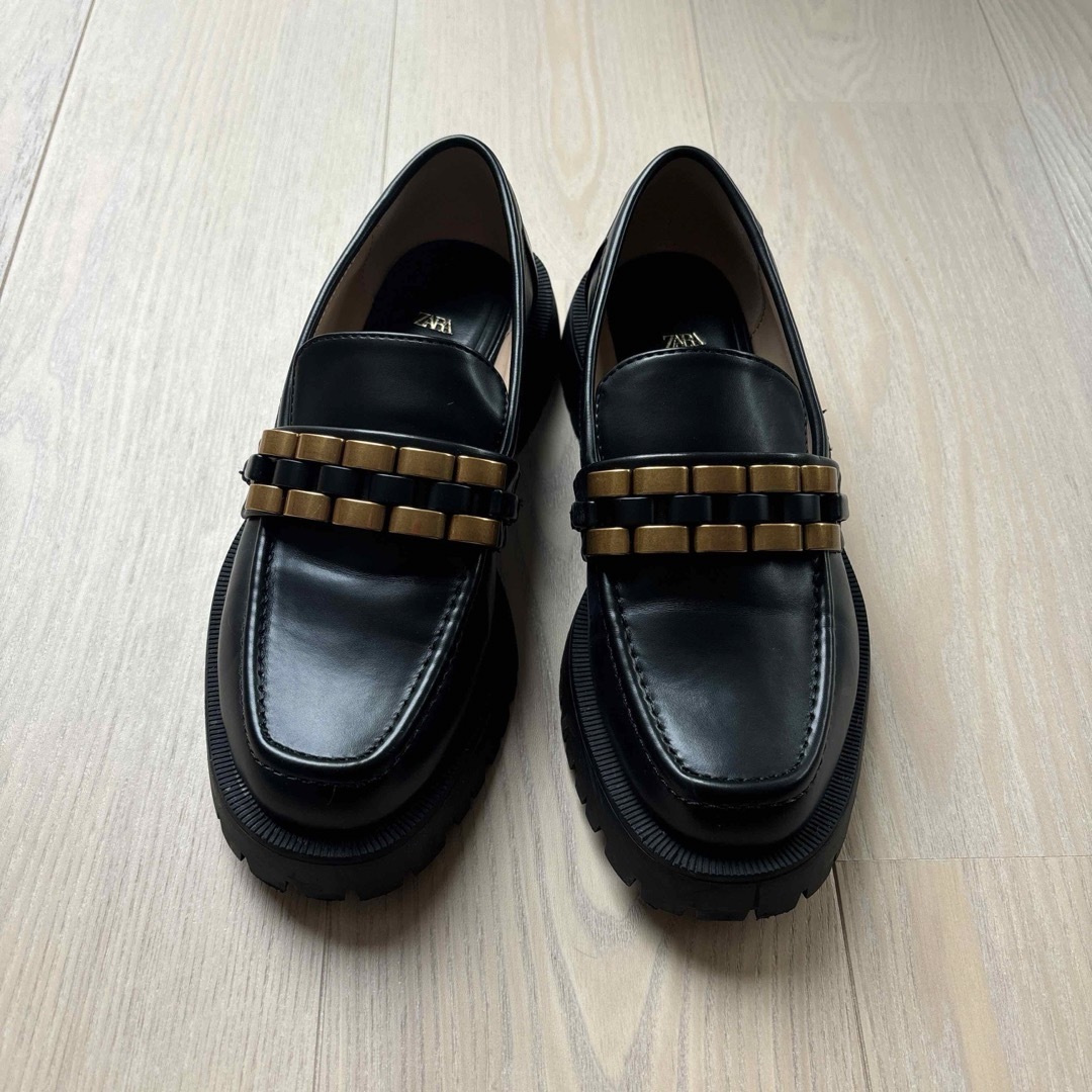 ZARA - ザラ トラック ソール ビジュー ローファーの通販 by ZARA - ザラ トラック ソール ビジュー ローファーの通販 by