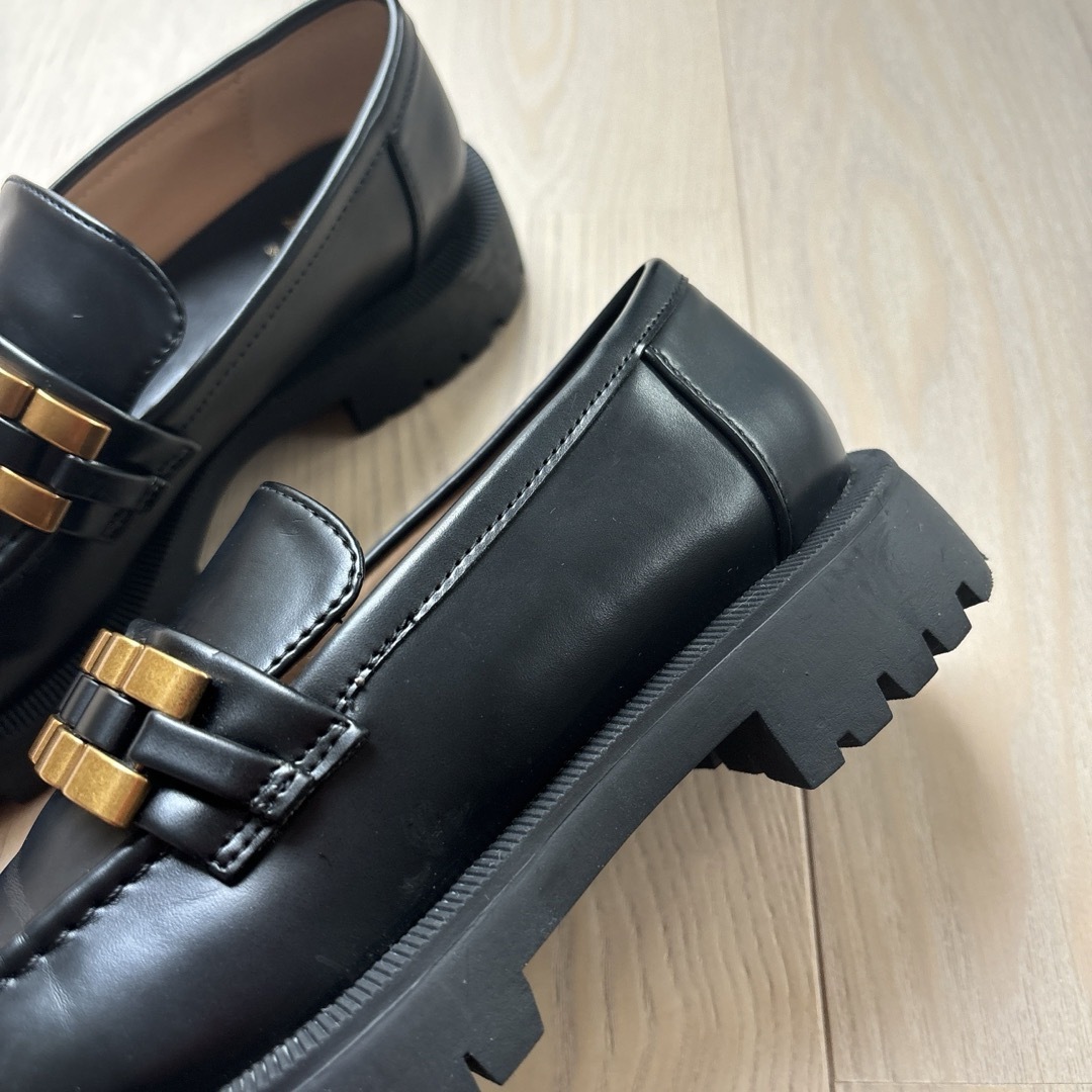 ZARA - ザラ トラック ソール ビジュー ローファーの通販 by ZARA - ザラ トラック ソール ビジュー ローファーの通販 by