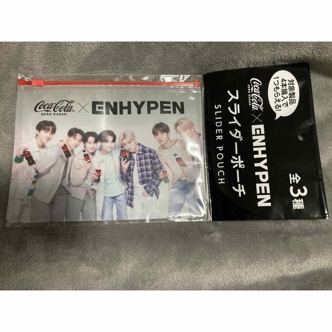 コカ・コーラ(コカコーラ)の【新品】コカ・コーラ ゼロ × ENHYPEN スライダーポーチ エンタメ/ホビーのタレントグッズ(アイドルグッズ)の商品写真