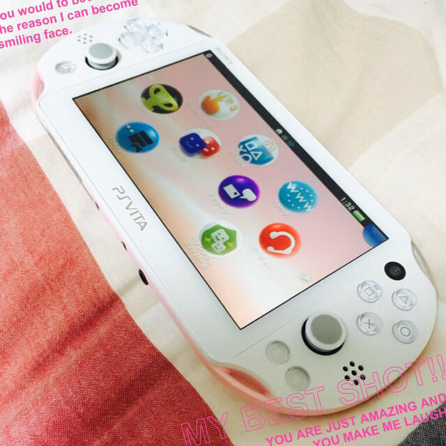 SONY(ソニー)の美品♡PSVITA ピンク＆ホワイト エンタメ/ホビーのゲームソフト/ゲーム機本体(携帯用ゲーム機本体)の商品写真