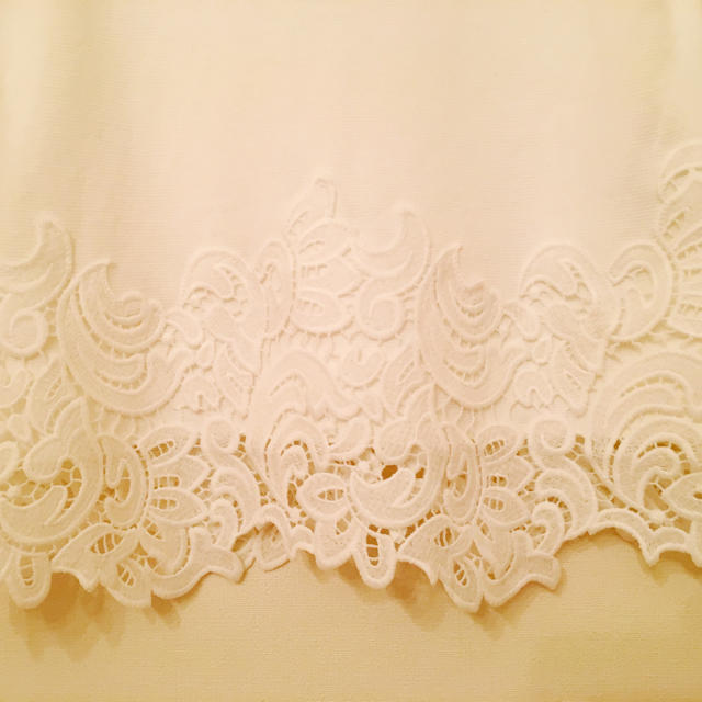 JUSGLITTY(ジャスグリッティー)の美品❤️ジャスグリッティー オフホワイト 裾レースプルオーバー レディースのトップス(カットソー(長袖/七分))の商品写真