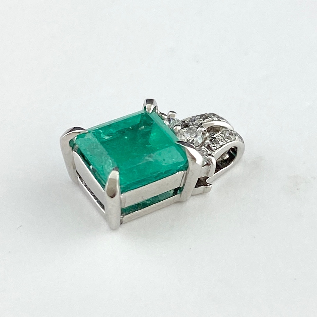 売れ筋商品 エメラルド デザインペンダントトップ Pt900 【中古】 エメラルド