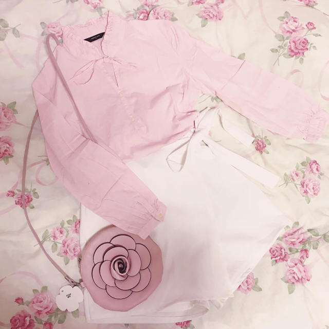 dholic(ディーホリック)のピンクのリボンシャツ レディースのトップス(シャツ/ブラウス(長袖/七分))の商品写真