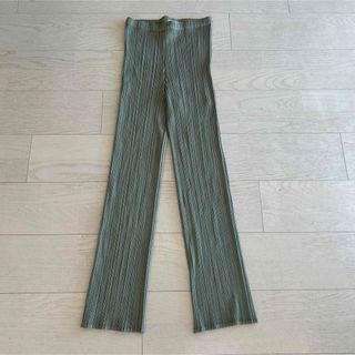PLEATS PLEASE ISSEY MIYAKE(パンツ ・ グリーン・カーキ/緑色 PLEATS PLEASE ISSEY MIYAKE(パンツ ・ グリーン・カーキ/緑色