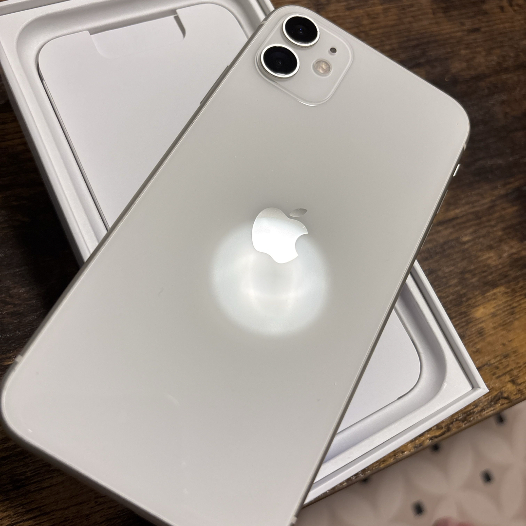 Apple(アップル)の【くまき様専用】アップル iPhone11 64GB ホワイト  スマホ/家電/カメラのスマートフォン/携帯電話(スマートフォン本体)の商品写真