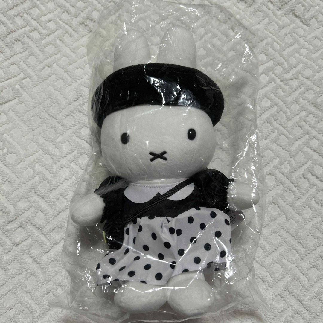 miffy(ミッフィー)のミッフィースタイル 有楽町限定モノトーンミッフィー ぬいぐるみ エンタメ/ホビーのおもちゃ/ぬいぐるみ(ぬいぐるみ)の商品写真