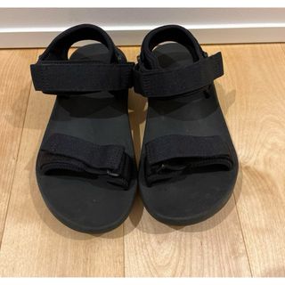 UNIQLO(サンダル ・ ブラック/黒色系)のフリマアイテム一覧 UNIQLO(サンダル ・ ブラック/黒色系)のフリマアイテム一覧