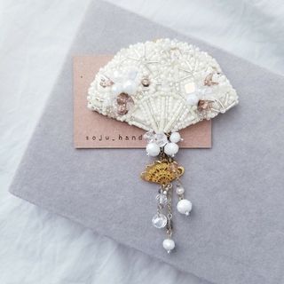 ホワイトの扇子ブローチ　ビーズ刺繍　ブローチ(コサージュ/ブローチ)