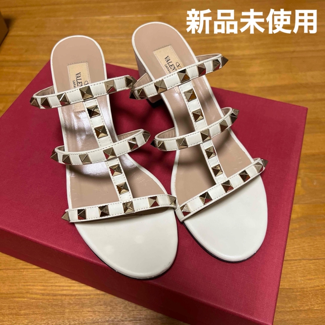 新品】ヴァレンティノ ロックスタッズサンダル 37ハーフ 新品】ヴァレンティノ ロックスタッズサンダル 37ハーフ