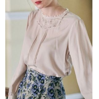 アンアナザーアンジェラス(an another angelus)の【an another angelus】ヨークローズ刺繍スタンドカラーブラウス (シャツ/ブラウス(長袖/七分))
