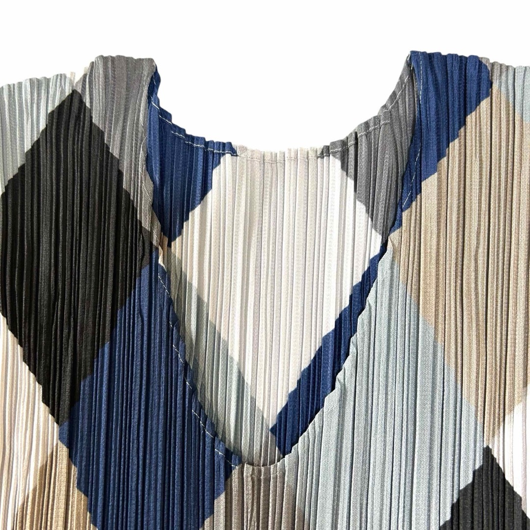 PLEATS PLEASE ☆ダイヤ柄 トップス Vネック 大きいサイズ 極美 PLEATS PLEASE ☆ダイヤ柄 トップス Vネック 大きいサイズ 極美