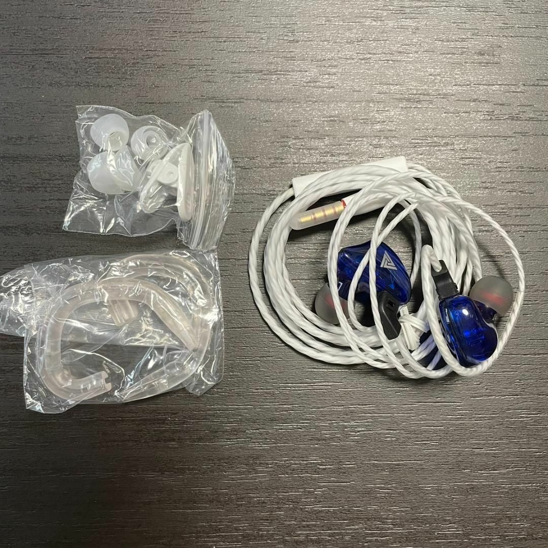 イヤモニ風イヤホン 有線 高音質 マイク付き 青 ブルー スマホ/家電/カメラのオーディオ機器(ヘッドフォン/イヤフォン)の商品写真