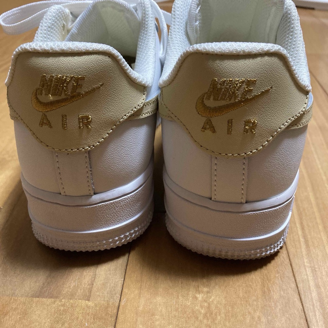 NIKE - Nike Air Force 1 ホワイト ゴールドの通販 by ララ's NIKE - Nike Air Force 1 ホワイト ゴールドの通販 by ララ's