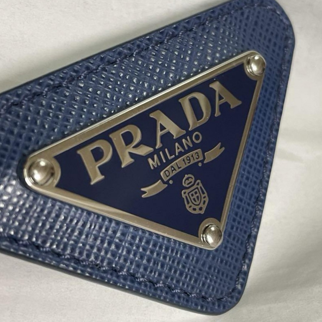 PRADA サフィアーノ トライアングルロゴ ブローチ - アクセサリー PRADA サフィアーノ トライアングルロゴ ブローチ - アクセサリー