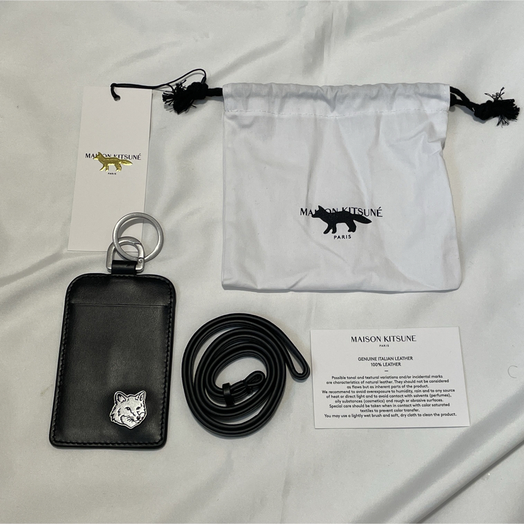 □ MAISON KITSUNE ストラップ付き カードホルダー □ □ MAISON KITSUNE ストラップ付き カードホルダー □