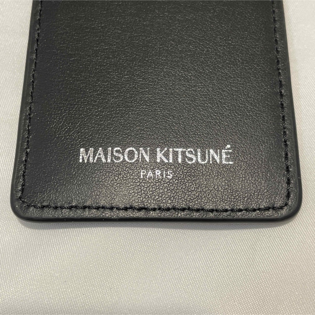 □ MAISON KITSUNE ストラップ付き カードホルダー □ □ MAISON KITSUNE ストラップ付き カードホルダー □