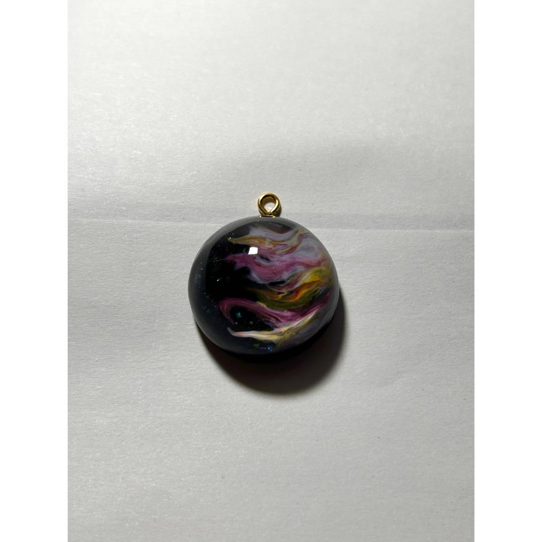 ハンドメイドレジン　ネックレス　チャーム　宇宙玉 レディースのアクセサリー(ネックレス)の商品写真