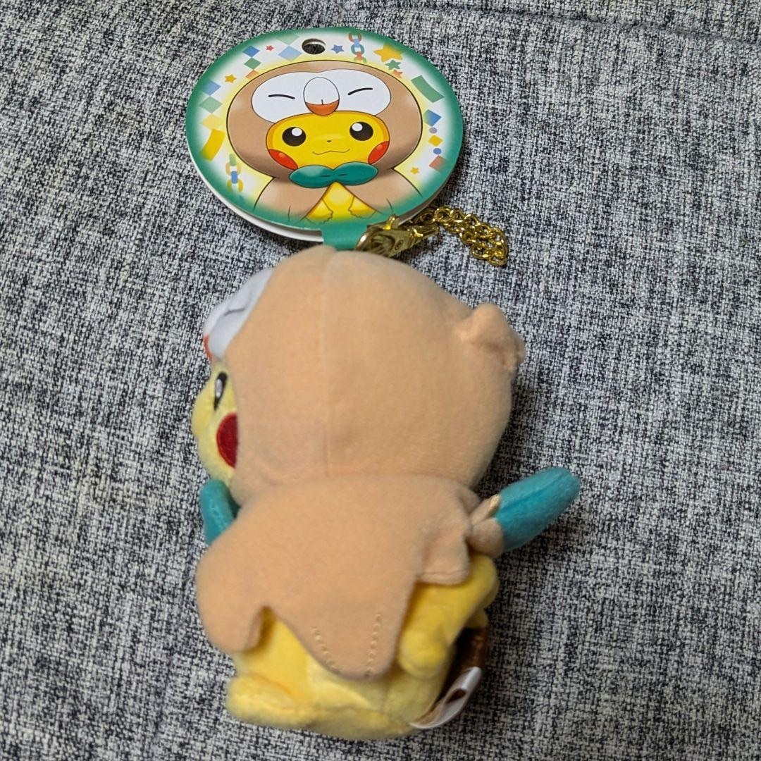 豊富な商品から マスコット キーホルダーの モクローのポンチョを着たピカチュウ ぬいぐるみ