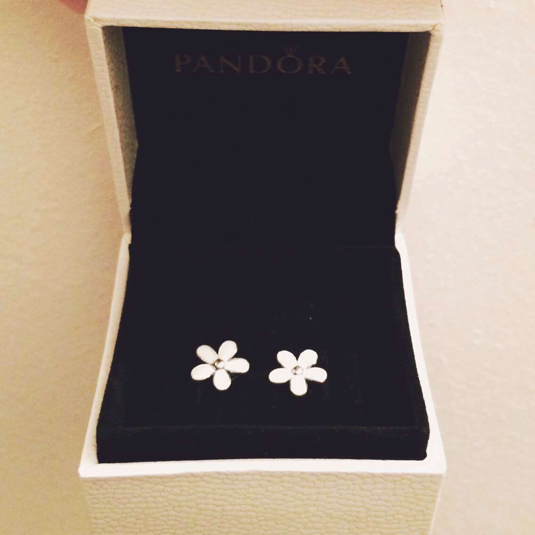 PANDORA(パンドラ)のPANDORA パンドラ ピアス デイジーフラワー レディースのアクセサリー(ピアス)の商品写真