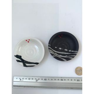 豆皿　小皿　とうしょう窯　TENGU　白黒2個セット(食器)