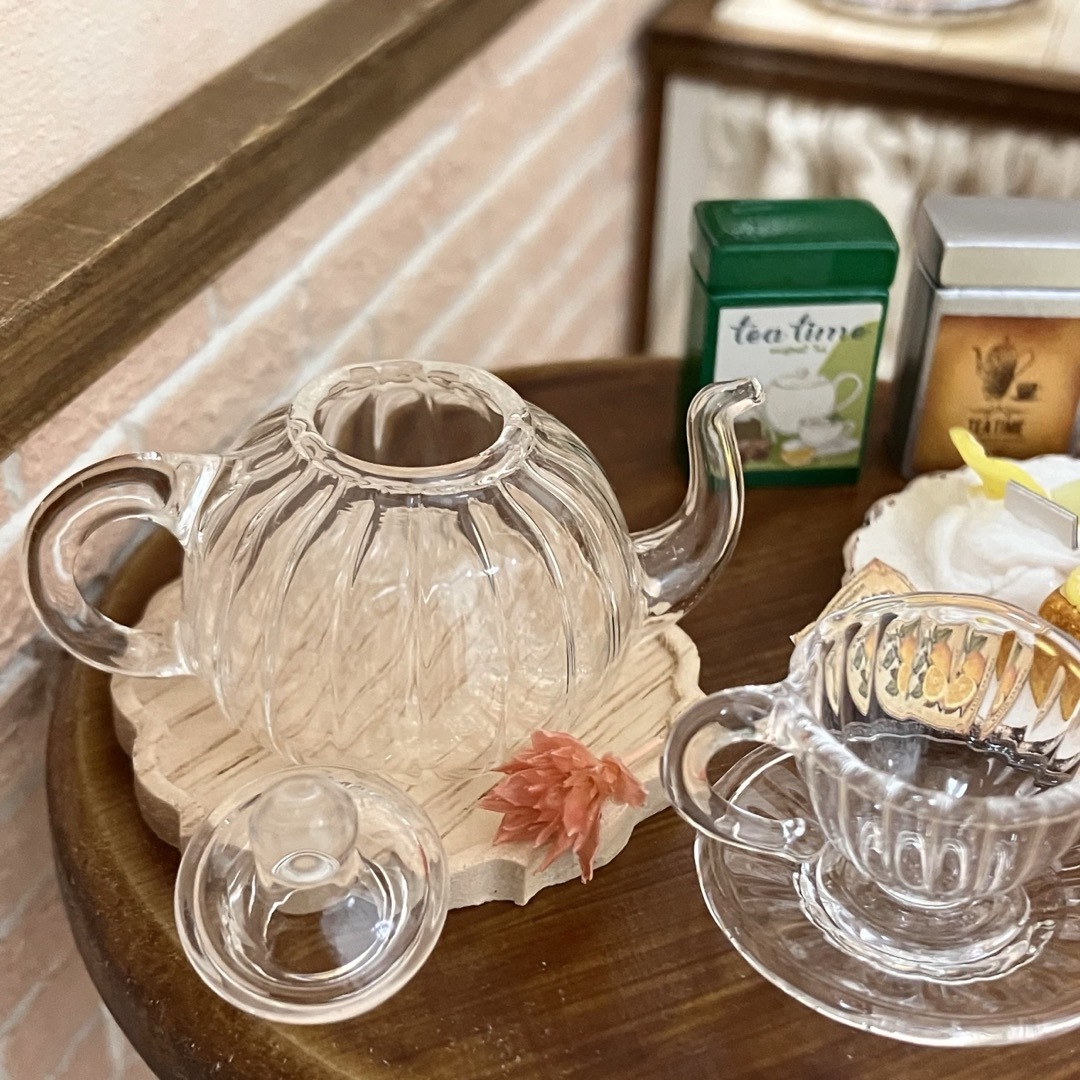 ミニチュアティーセット① ポット、ティーカップ&ソーサー ミニチュアティーセット① ポット、ティーカップ&ソーサー