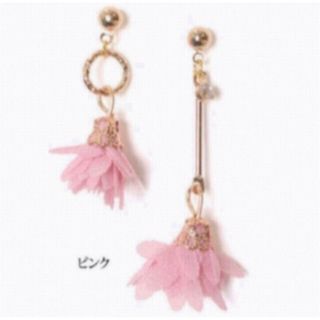 アシンメトリー フラワー ピアス ピンク(ピアス)