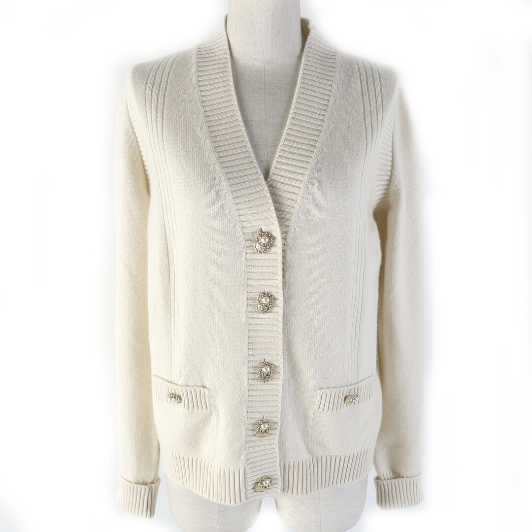 CHANEL - 極美品△CHANEL シャネル P65213 カシミヤ100％ ココマーク・チェーンパールボタン Vネック 長袖 カーディガン アイボリー 38 正規品 イングランド製 レディース 可愛い オススメ◎
