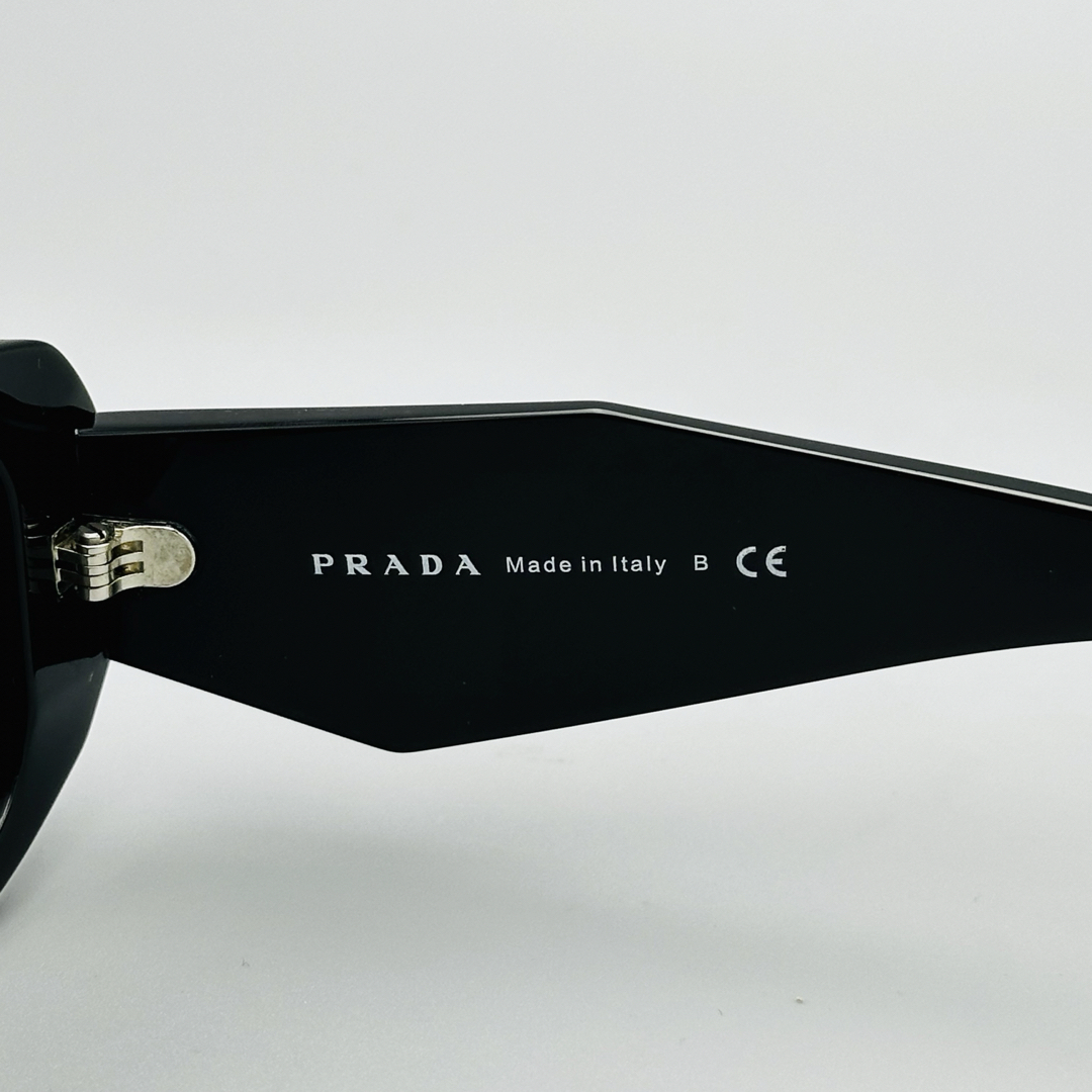PRADA - PRADA プラダ SPR17W-F シンボル サングラス ELLY着用の PRADA - PRADA プラダ SPR17W-F シンボル サングラス ELLY着用の
