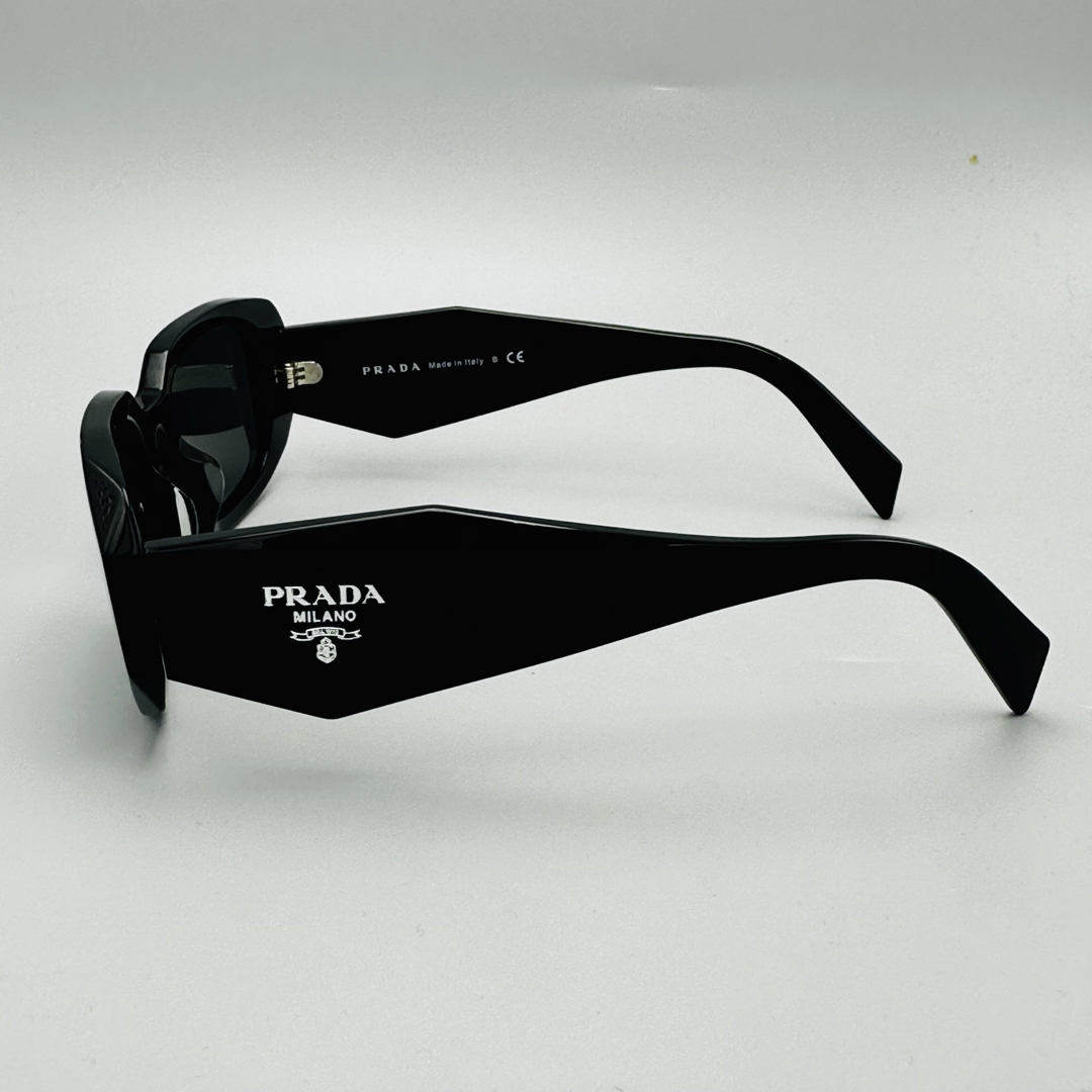 PRADA - PRADA プラダ SPR17W-F シンボル サングラス ELLY着用の PRADA - PRADA プラダ SPR17W-F シンボル サングラス ELLY着用の