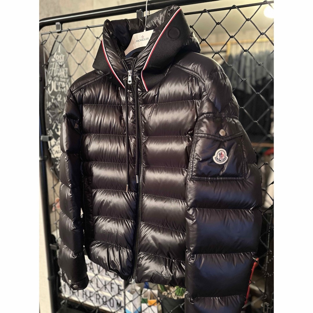23-24モデルMONCLER Pavinフードエンボスロゴ ダウンモンクレール 23-24モデルMONCLER Pavinフードエンボスロゴ ダウンモンクレール