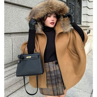 ギャルソン ほわほわふんわり白×ゴールドニット変形カットアウトポンチョ ギャルソン ほわほわふんわり白×ゴールドニット変形カットアウト