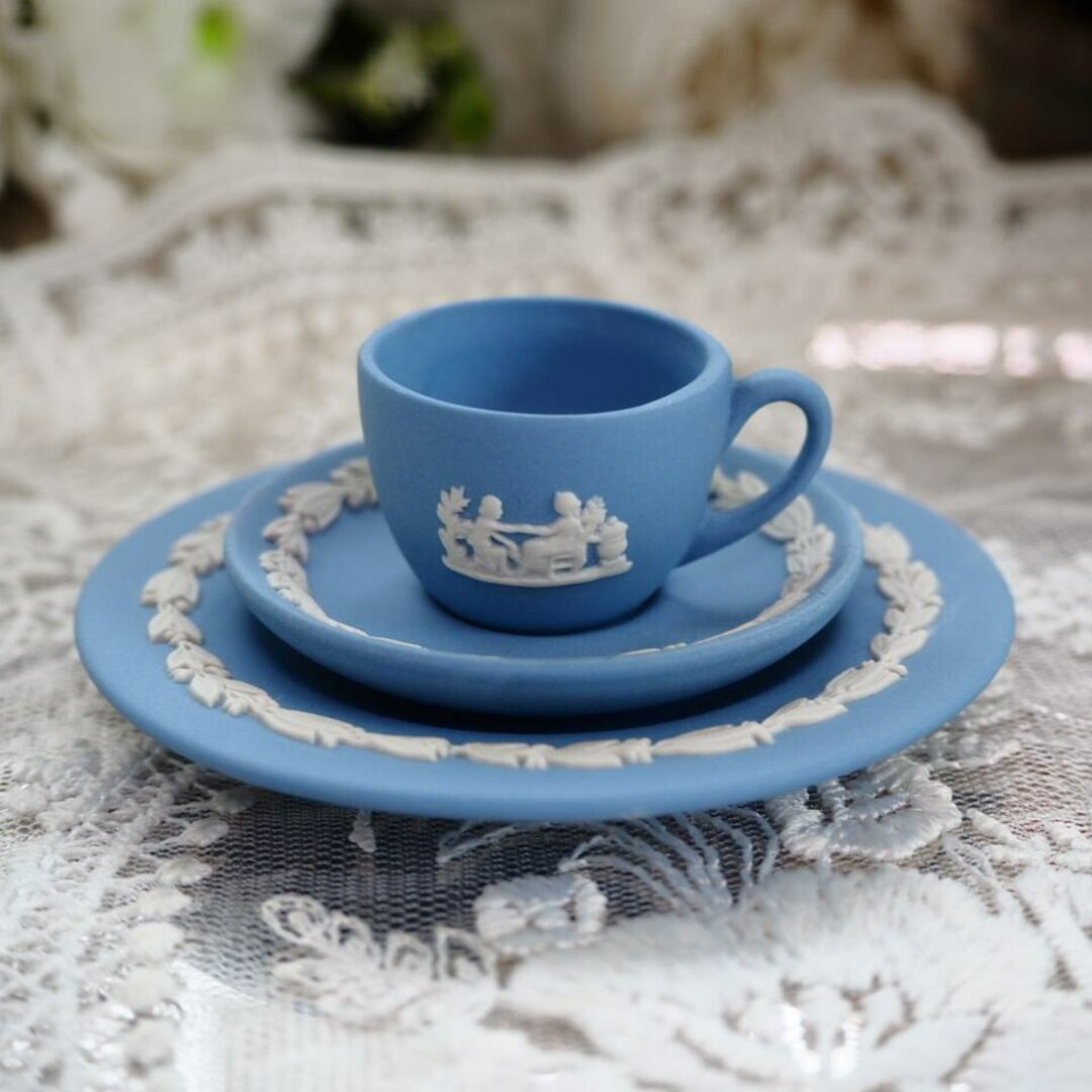 ミニチュア】英国ウェッジウッド ジャスパー 美品 トリオ カップ ミニチュア】英国ウェッジウッド ジャスパー 美品 トリオ カップ