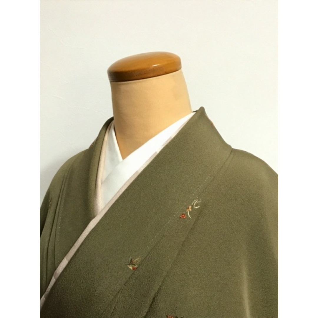 Mサイズ 正絹 小紋 利休茶地に花丸模様 刺繍 裄長め 袷着物 Mサイズ 正絹 小紋 利休茶地に花丸模様 刺繍 裄長め 袷着物