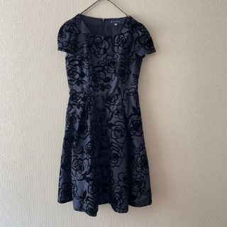 エムズグレイシー(M'S GRACY)のM'S GRACY  総柄ワンピース　半袖　バラ　綺麗め　ネイビー　サイズ36(ひざ丈ワンピース)